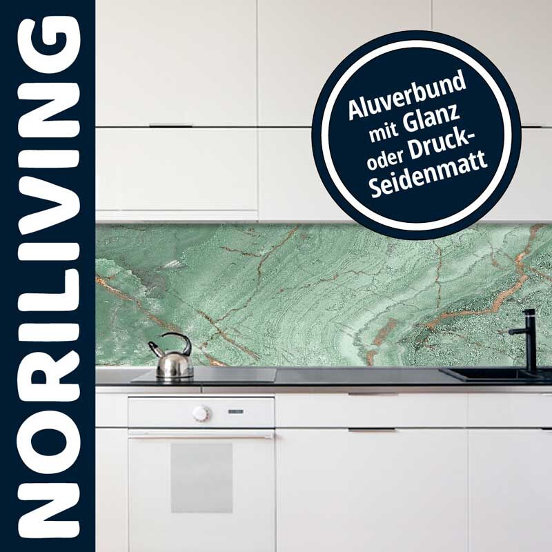 Moderne Küche mit grüner Aluverbund-Rückwand von Noriliving, erhältlich in Glanz oder Druck-Seidenmatt