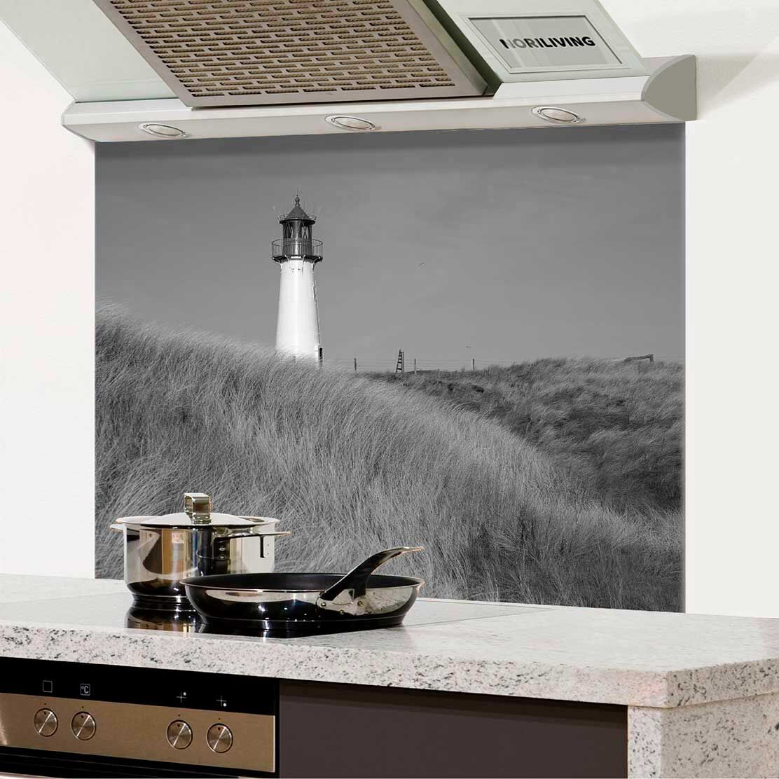 in der Küche eingebauter Spritzschutz Küche - Herd mit Motiv Leuchtturm auf Sylt Nordsee 080 schwarz-weiß