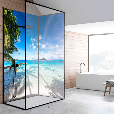 Moderne Duschkabine mit tropischem Strandmotiv Helles Badezimmer mit einer Duschkabine, die ein tropisches Strandbild zeigt, und einer freistehenden Badewanne