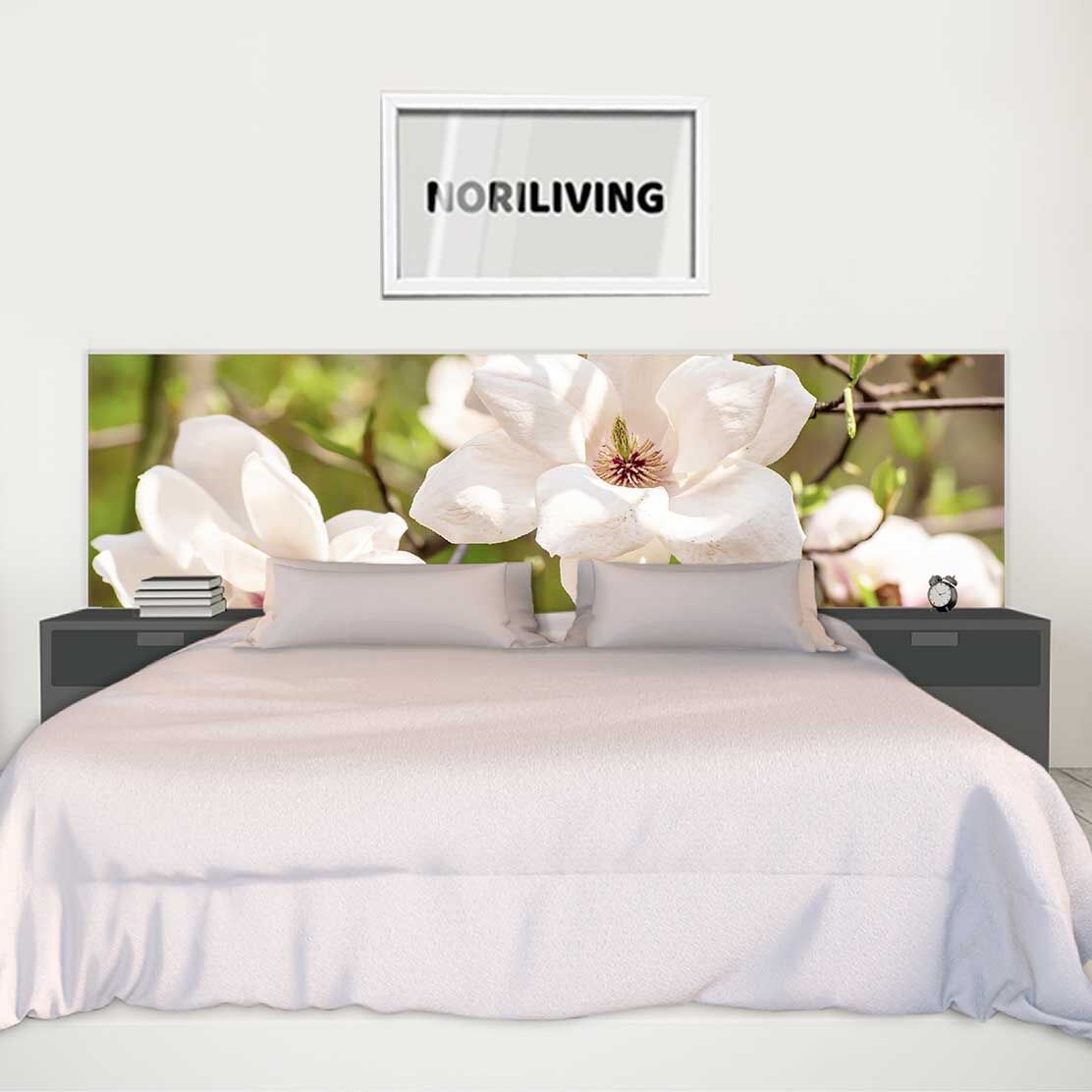 im Schlafzimmer eingebaute Bettrückwand mit Motiv Magnolien-Frühlingsblumen 444