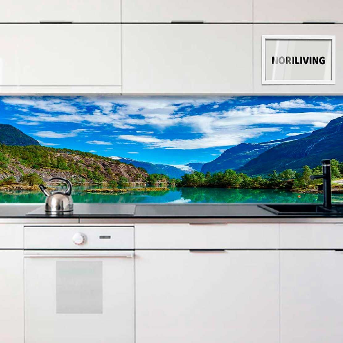 Küche mit weißem Dekor und Glasrückwand mit Landschaftsmotiv