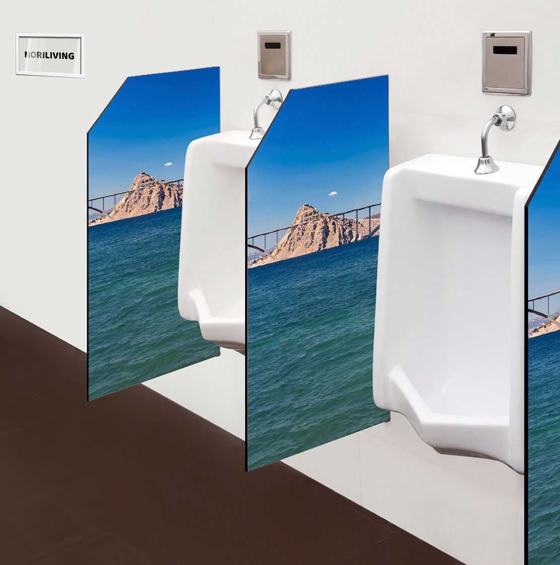 in der Toilette eingebaute Schamwand mit Motiv Blick auf die Krk-Brücke Kroatien 313