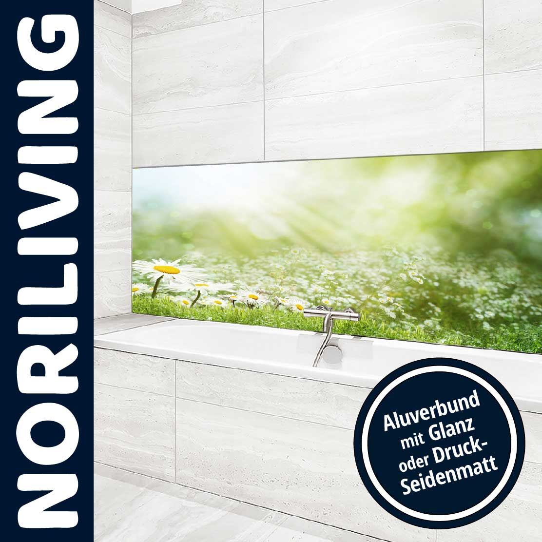 Badezimmer mit weißer Badewanne und dekorativer Rückwand mit Blumenwiese, erhältlich in Glanz oder Druck-Seidenmatt