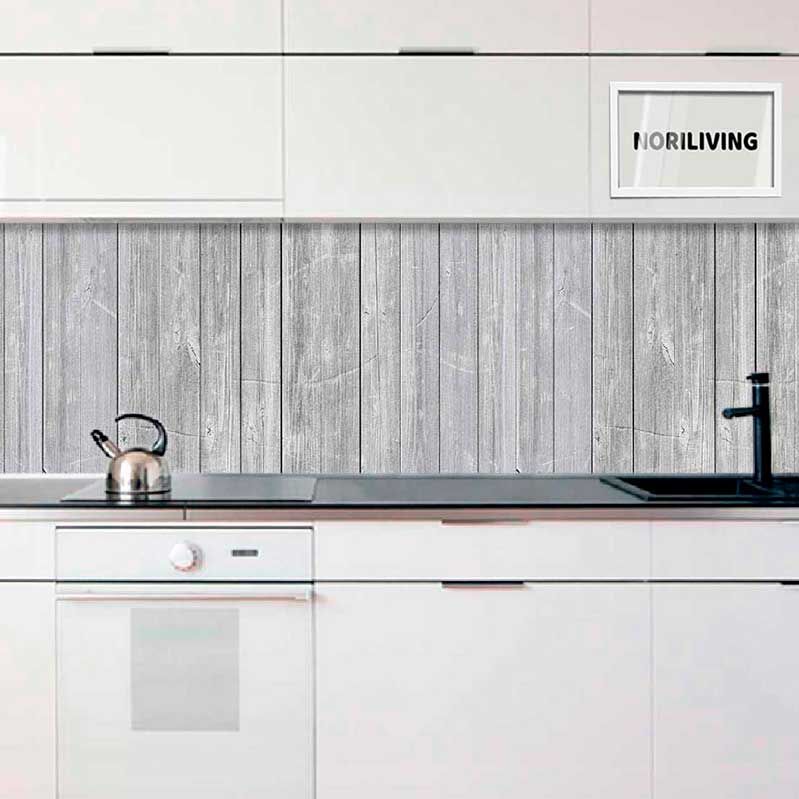 Moderne weiße Küche mit grauer Holzwandverkleidung, Wasserkocher und schwarzem Wasserhahn