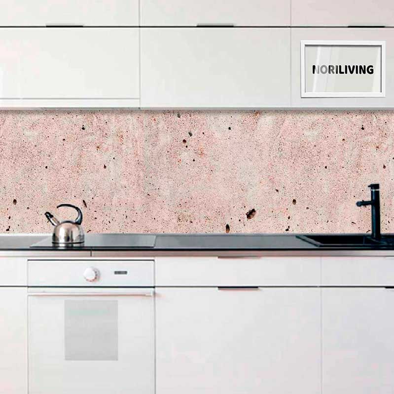 Helle, minimalistische Küche mit weißem Schrank und moderner Betonoptik an der Wand hinter der Arbeitsplatte