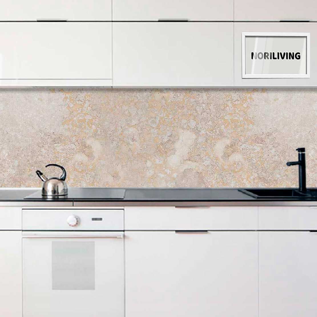 Eine moderne Küche mit cremefarbener Wandverkleidung, weißen Schränken und einem schwarzen Wasserhahn.