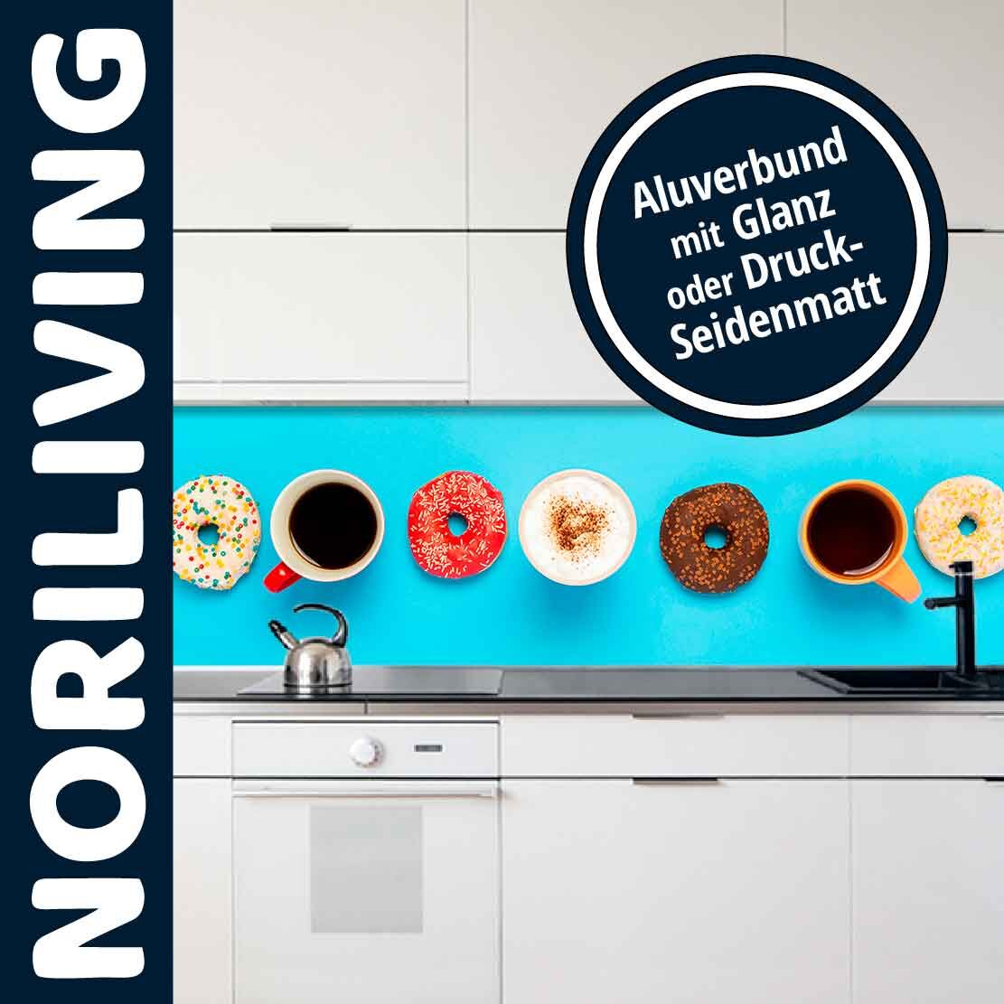 Moderne Küche mit blauer Aluverbund-Rückwand, dekoriert mit Donuts und Kaffeetassen. Noriliving Design in Glanz oder Druck-Seidenmatt.
