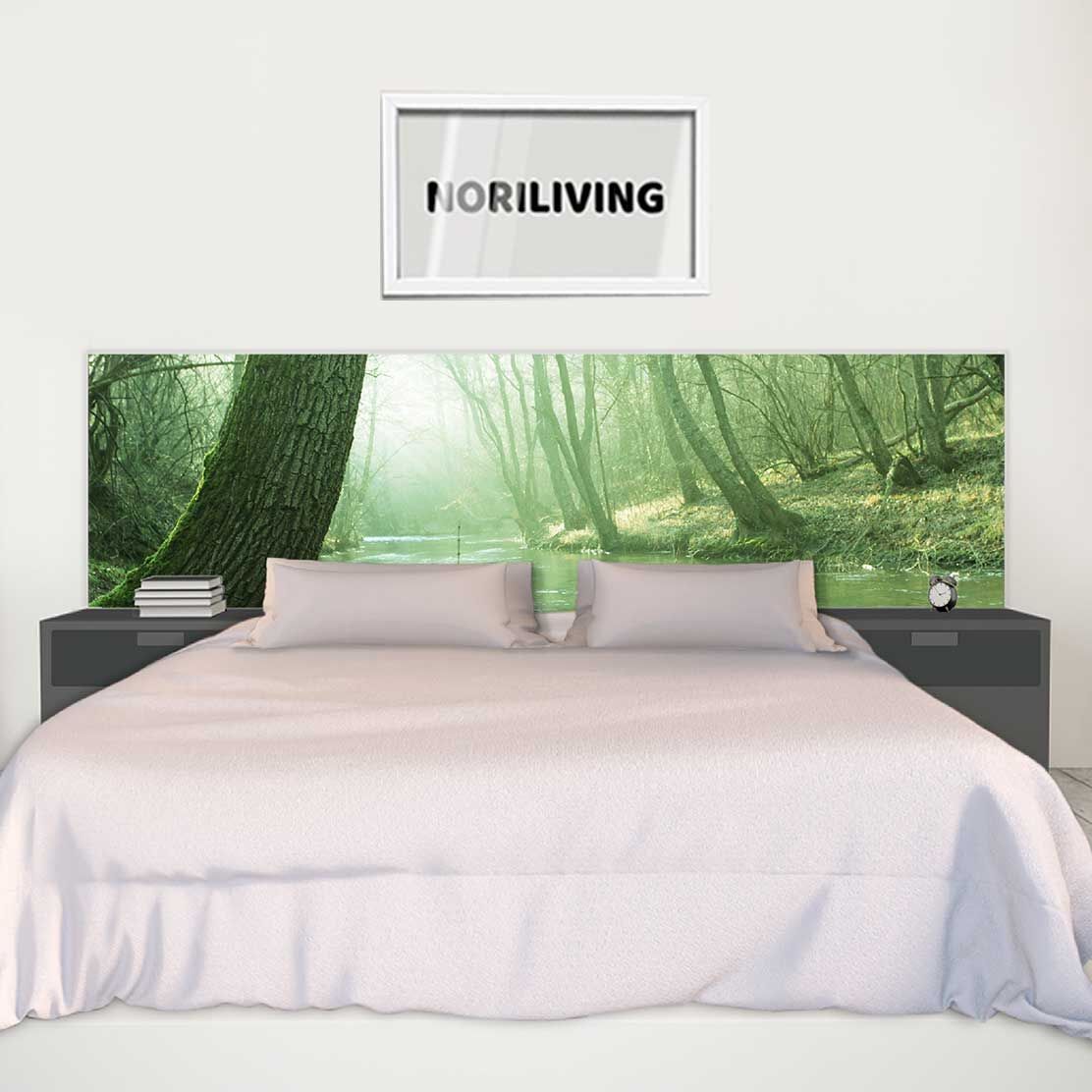 im Schlafzimmer eingebaute Bettrückwand mit Motiv Fluss im Wald 962