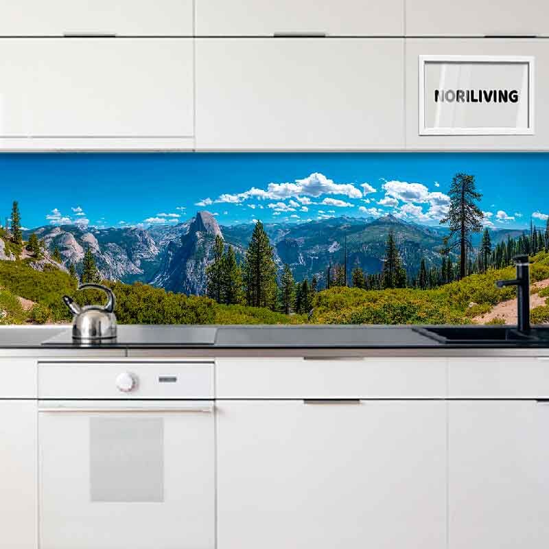 Moderne Küche mit einer Rückwand, die eine beeindruckende Berglandschaft zeigt