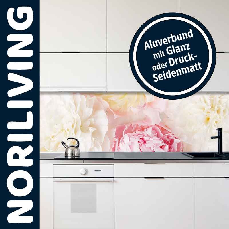 Küche mit Blütendesign-Spritzschutz aus Aluverbund, glänzend oder seidenmatt.