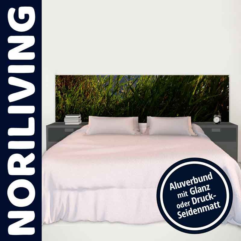 Modernes Schlafzimmer-Set mit weißem Bett, grasbedecktem Kopfteil und grauen Nachttischen von Noriliving