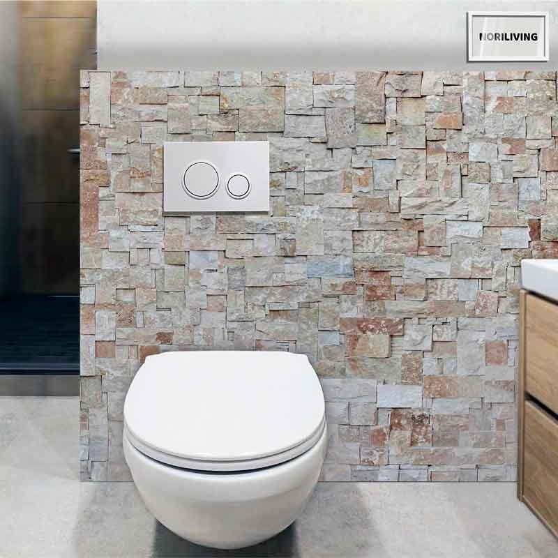 Modernes Wand-WC vor einer Wand mit Steinverkleidung und Spülkasten in einem stilvollen Badezimmer