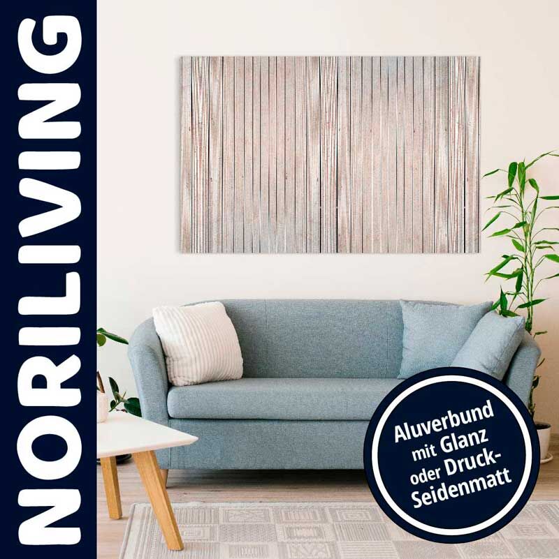 Ein stilvolles Wohnzimmer mit einem blauen Sofa und einem modernen Aluverbund-Wandbild im Hintergrund, umgeben von Pflanzen.