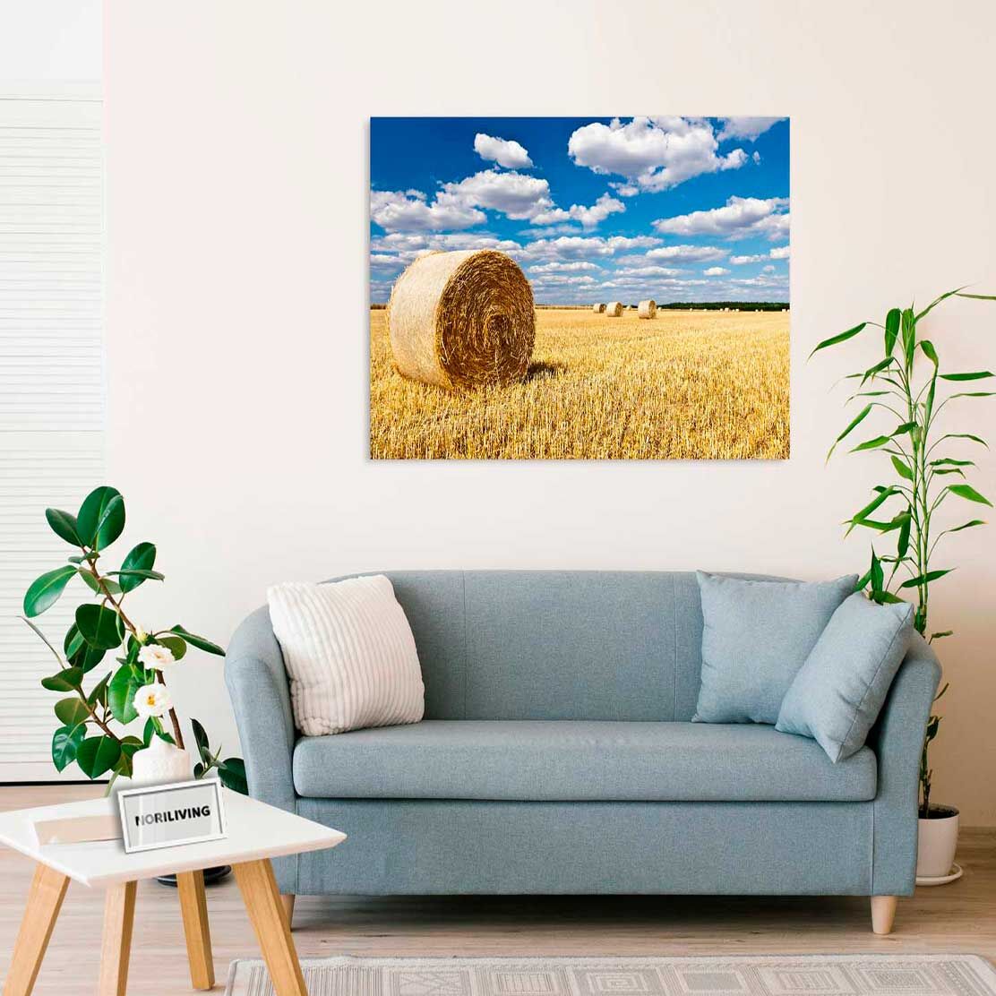 Wandbild über dem Sofa mit Motiv Strohballen in einem Feld mit Wolkenhimmel 438