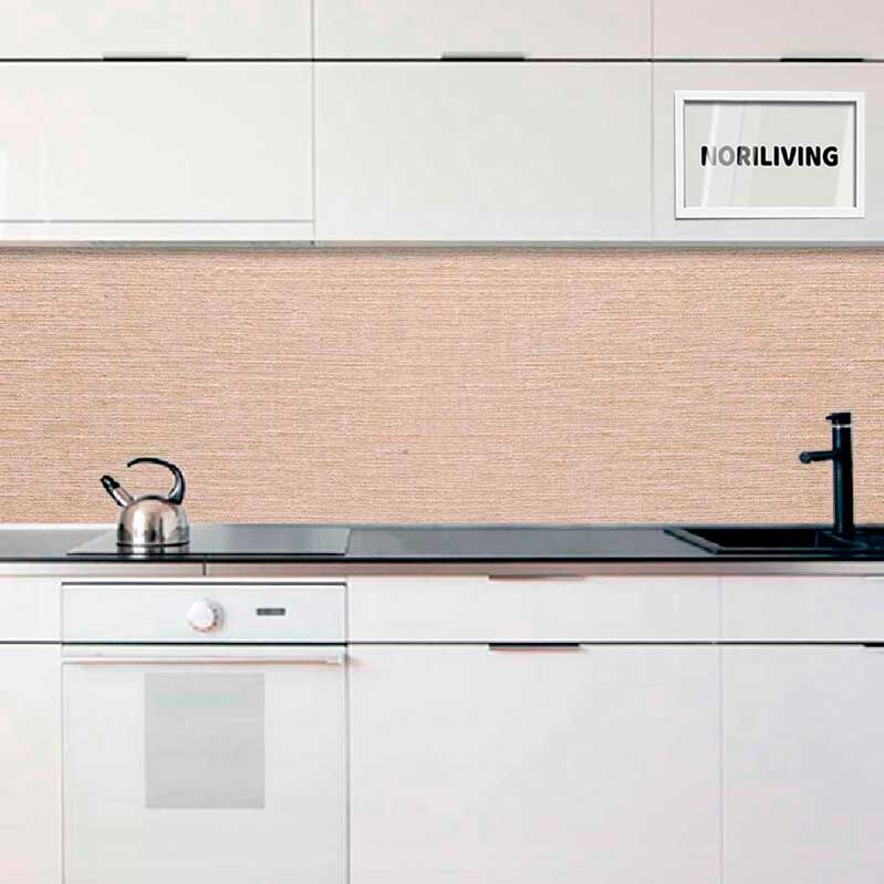 Helle, moderne Küche mit weißen Schränken, Wasserkocher und schwarzen Armaturen auf einer Arbeitsplatte