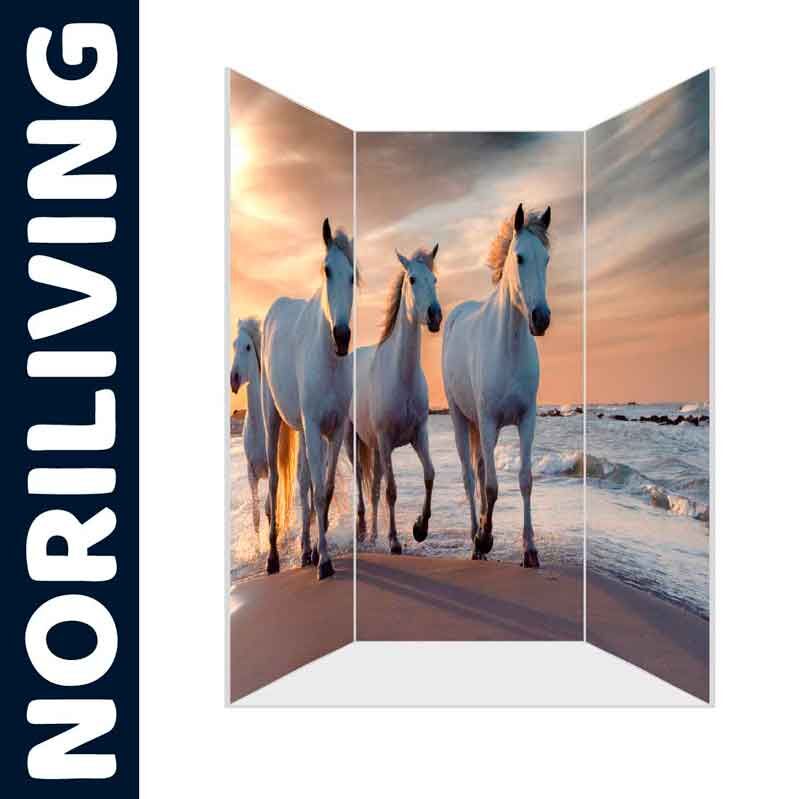 Dreiteiliger Raumteiler mit Bild von weißen Pferden, die am Strand entlanglaufen, unter einem farbenprächtigen Sonnenuntergangshimmel.