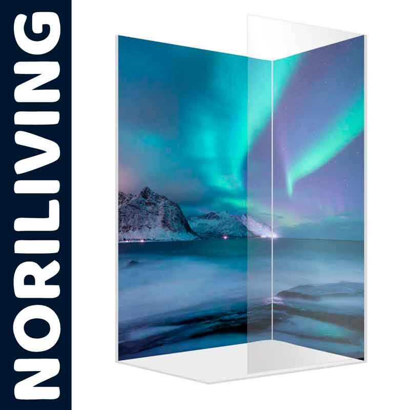 Duschtrennwand von Noriliving, bedruckt mit einem spektakulären Nordlicht über einer winterlichen Landschaft