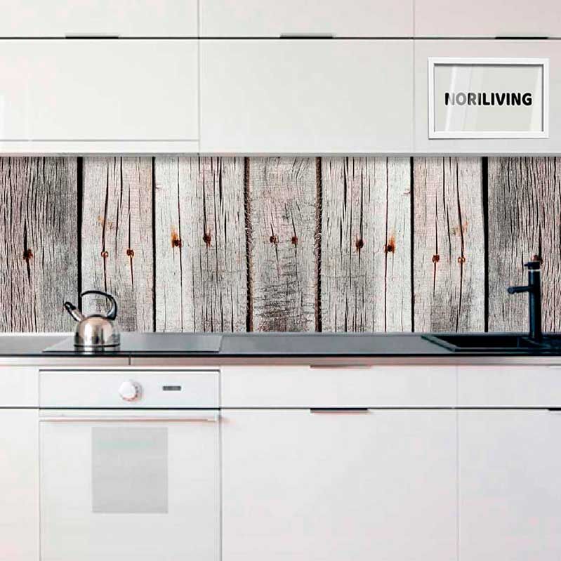 Moderne Küche mit weißen Schränken und Wandverkleidung aus rustikalem Holz