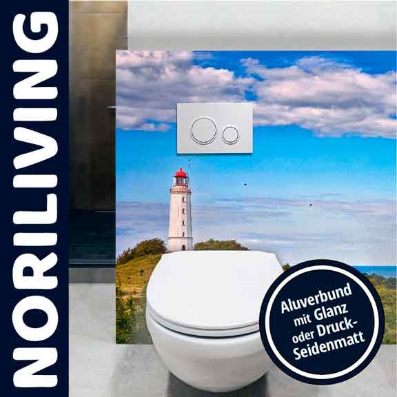 Toilette mit einer Wandverkleidung, die einen Leuchtturm zeigt, Teil der Noriliving Kollektion. Hochwertige Materialien bieten Glanz oder Druck-Seidenmatt.