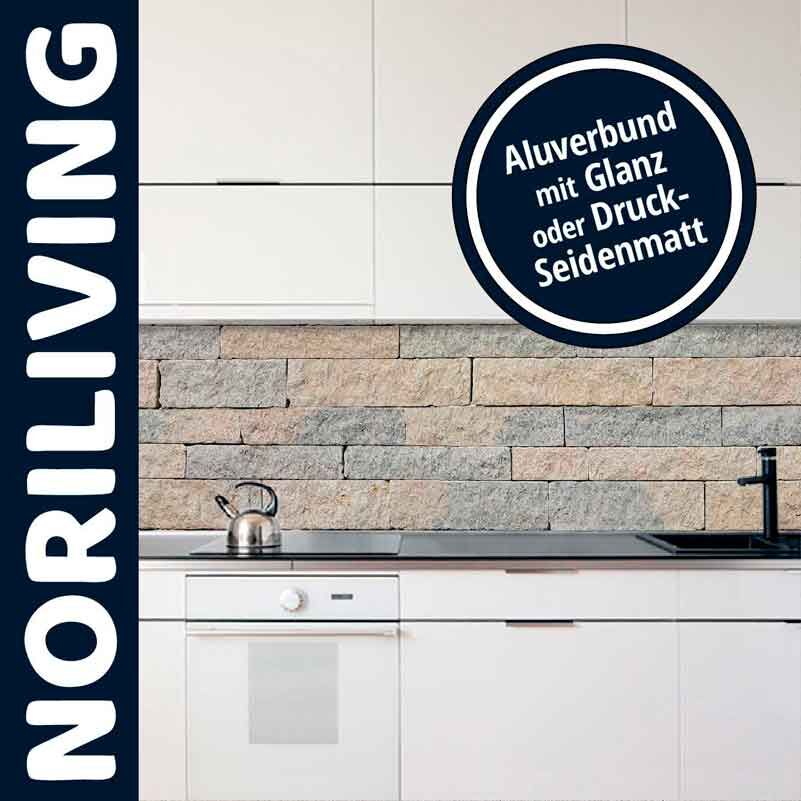Helle, moderne Küche mit Aluverbund-Rückwand in glänzend oder seidenmatt, von NORILIVING