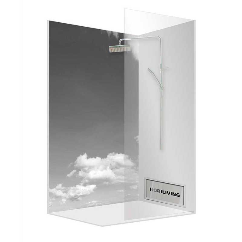 Transparente Duschkabine mit Regenduschkopf und Wolken im Hintergrund