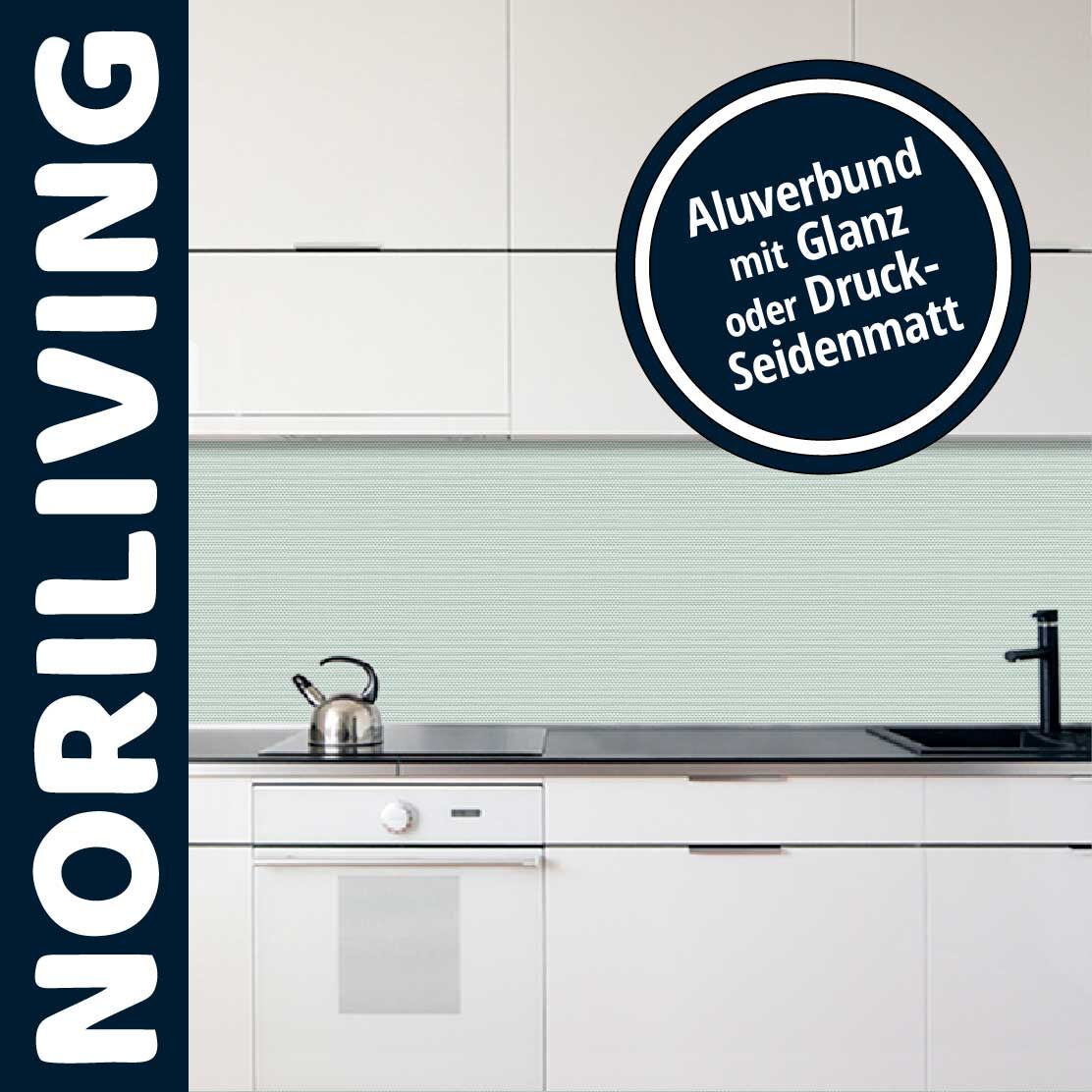 Weiße Küche mit Aluverbund Rückwand von NoriLiving, wählbar in Glanz oder Druck-Seidenmatt, zeigt Herd, Wasserkocher und Spüle