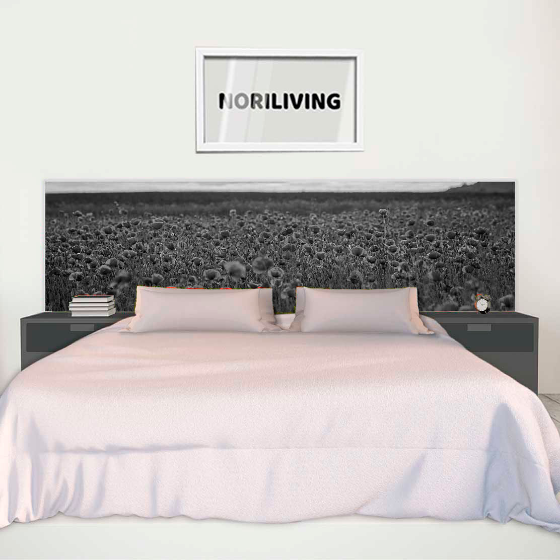 im Schlafzimmer eingebaute Bettrückwand mit Motiv Mohnfeld bei Sonnenuntergang 767 schwarz-weiß
