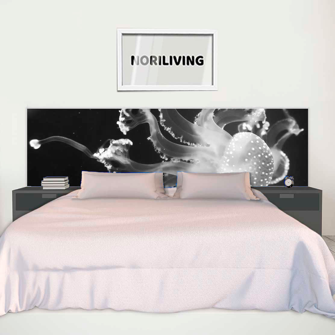 im Schlafzimmer eingebaute Bettrückwand mit Motiv weiße Qualle in dunkelblauem Meer 063 schwarz-weiß