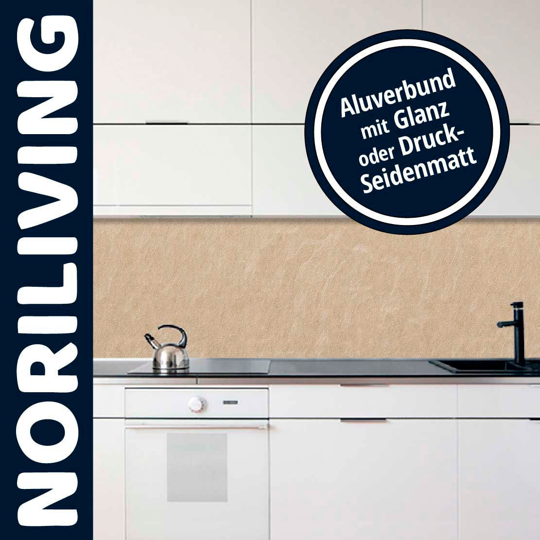 Weiße Küche mit eleganter Aluverbund Rückwand, erhältlich in Glanz oder Druck-Seidenmatt, und schwarzen Armaturen, darunter der Markenname NORILIVING