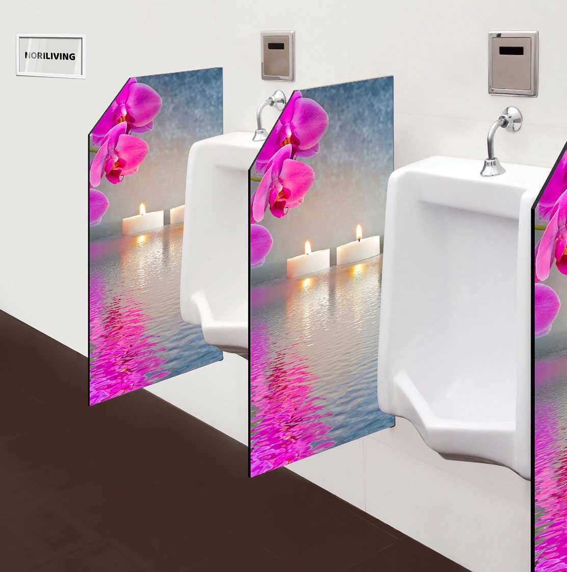 in der Toilette eingebaute Schamwand mit Motiv Orchideen mit Kerzen 700