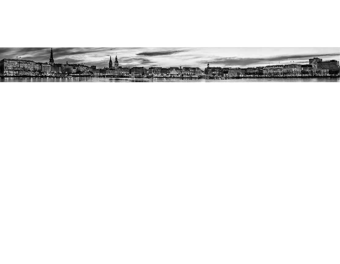 Schwarz-Weiß-Panoramafoto der Hamburger Skyline bei Sonnenuntergang, das die Beleuchtung der Stadt und den ruhigen Fluss zeigt