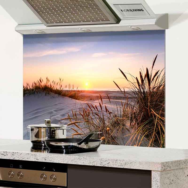 Moderne Küche mit Spritzschutzbild von Dünen und Sonnenuntergang