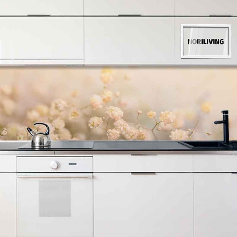 Minimalistische Küche mit weißem Design und floralem Glaswandbild