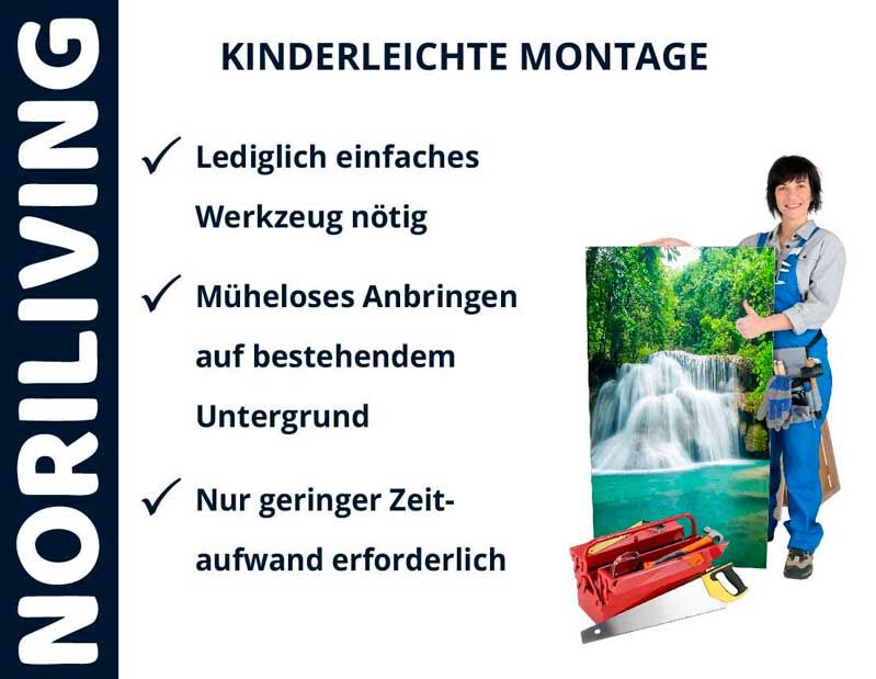Frau präsentiert eine Wanddeko mit Wasserfallmotiv und zeigt Montagewerkzeug; einfache Installation von Noriliving.