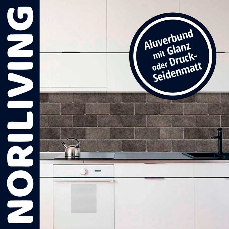 Küchenansicht mit Alu-Verbundfliesen von Noriliving, glänzend oder seidenmatt, über einer weißen Arbeitsplatte