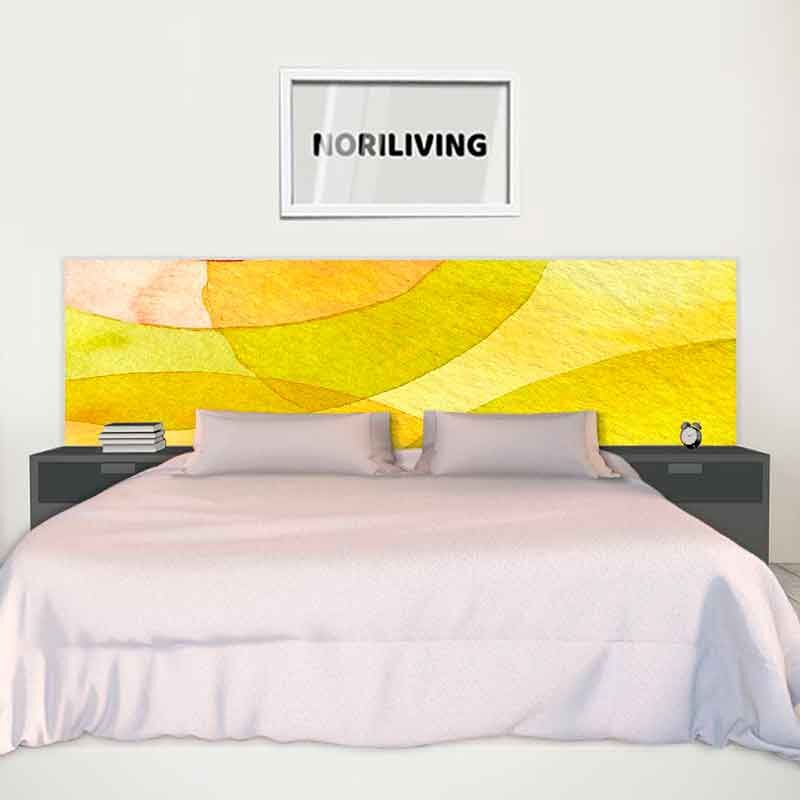 Helles Schlafzimmer mit Doppelbett und gelb-orangefarbenem Kopfteilelement, minimalistisches Design