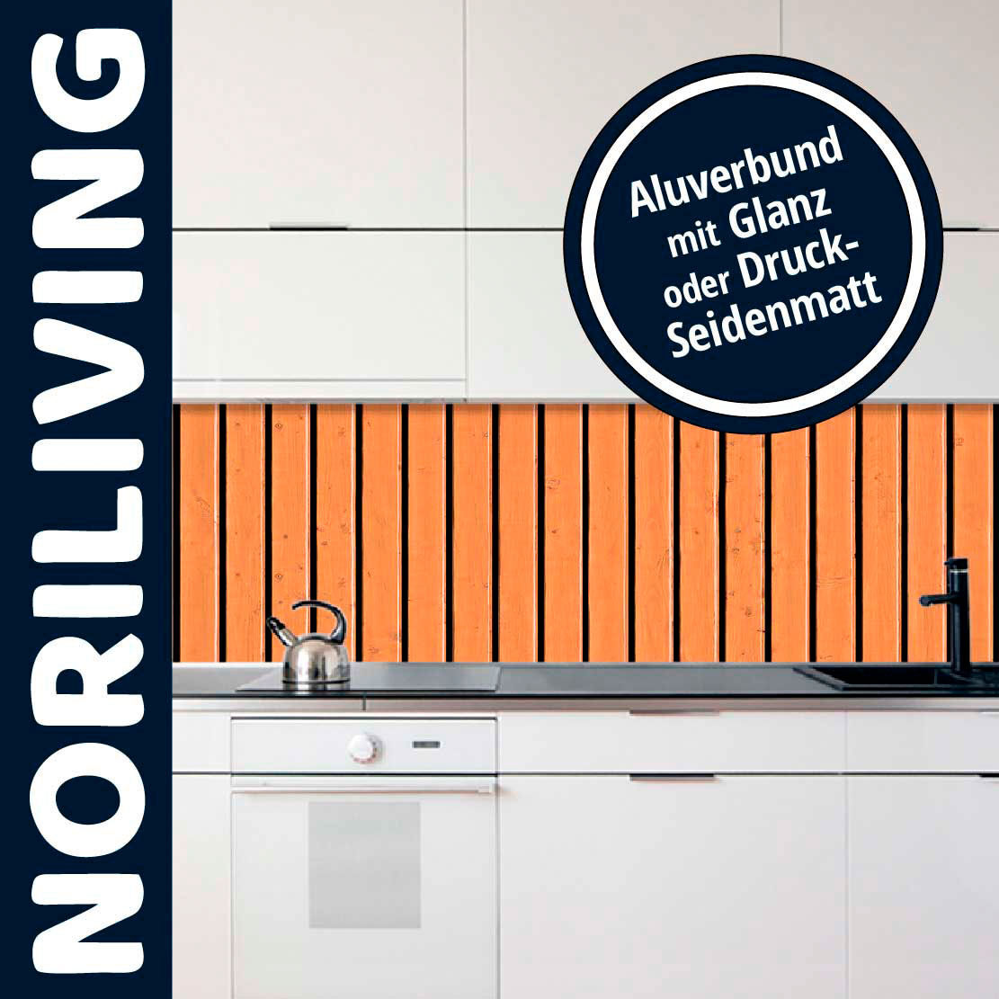 Weiße Küche mit Noriliving Aluverbund Rückwand in glänzendem Finish und holzähnlicher Struktur