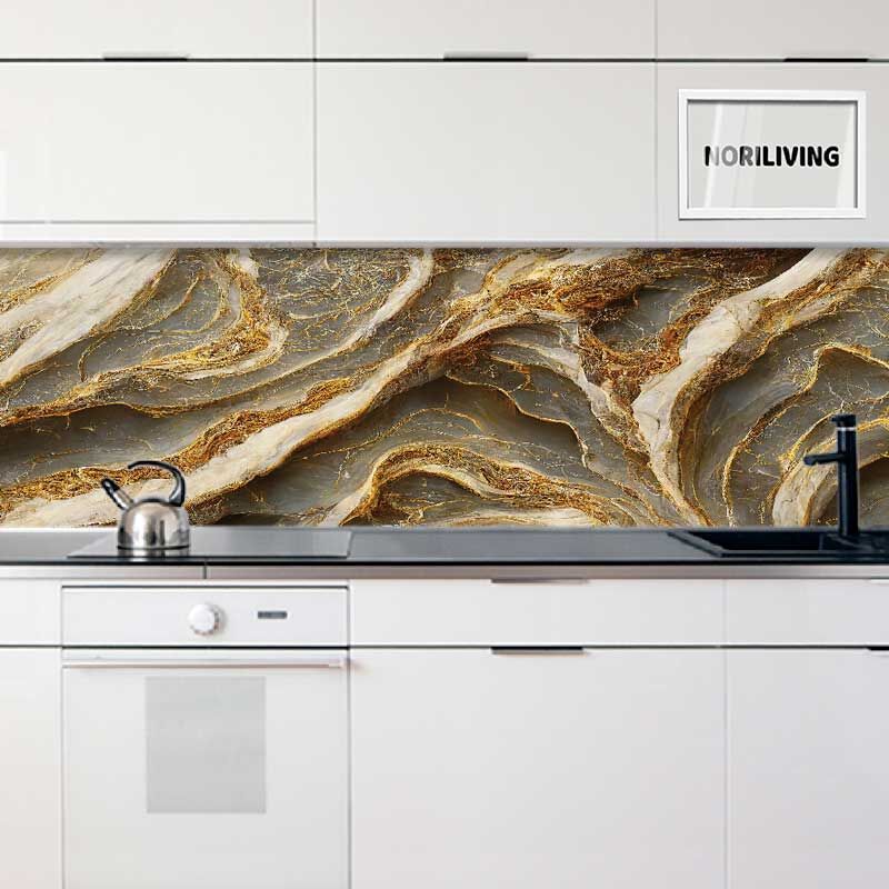 in der Küche eingebaute Küchenrückwand mit Motiv Marmor hellgrau und beige mit goldfarbigen Einschlüssen 068
