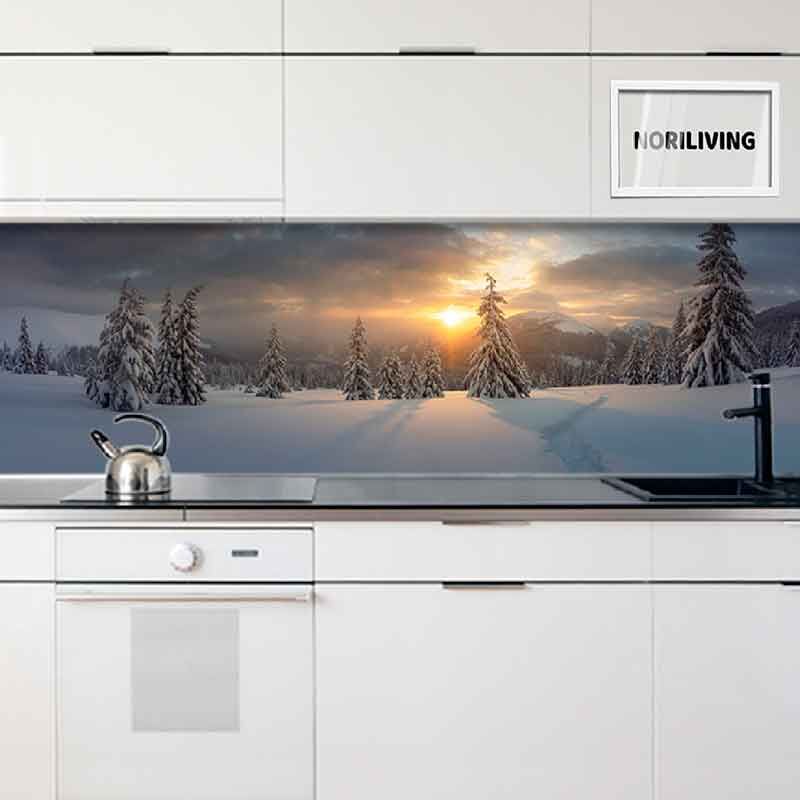 in der Küche eingebaute Küchenrückwand mit Motiv Winterszene mit gefrorenen verschneiten Bäumen bei Sonnenuntergang 997