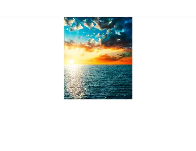 Brillante Farben eines Sonnenuntergangs über dem Meer mit dramatischen Wolken am Himmel