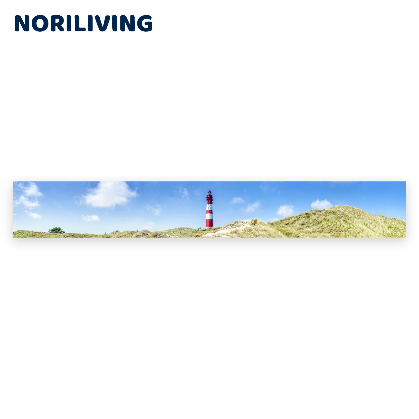 Panoramafoto eines rot-weißen Leuchtturms, umgeben von Sanddünen unter blauem Himmel, bei Noriliving