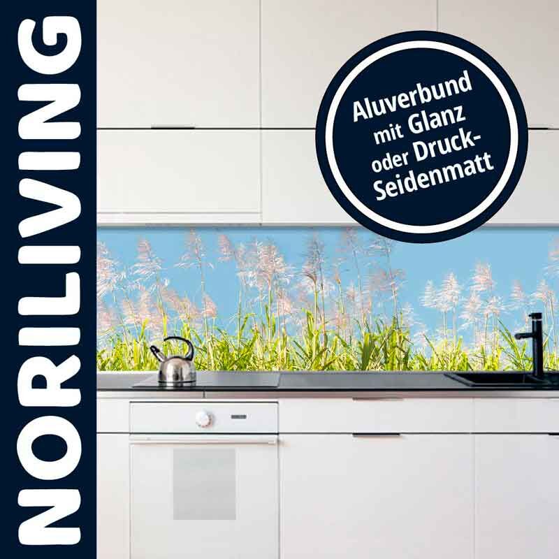 Helle Küche mit Aluverbund-Spritzschutz und glänzendem Wasserkocher