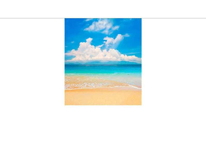 Ein sonniger Strand mit türkisblauem Wasser und weißen Wolken am Himmel