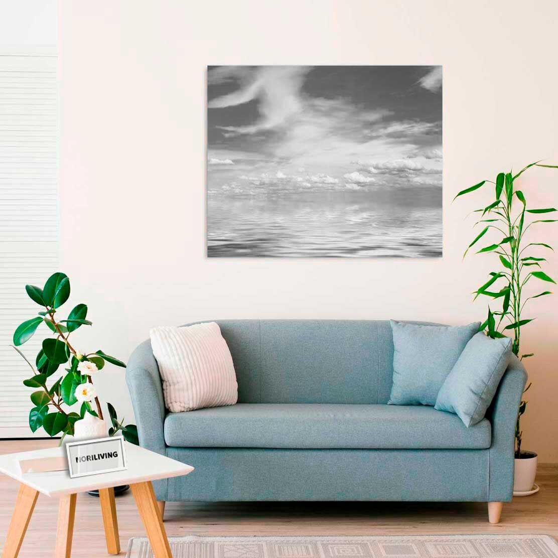 Wandbild über dem Sofa mit Motiv blauer Himmel mit weißen Wolken über Wasseroberfläche 838 schwarz-weiß