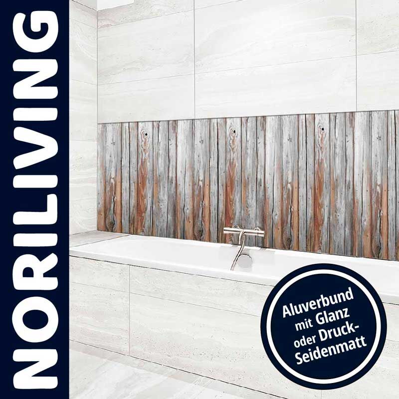 Badewanne mit edlem Aluverbund-Wandpaneel in Holzoptik von Noriliving