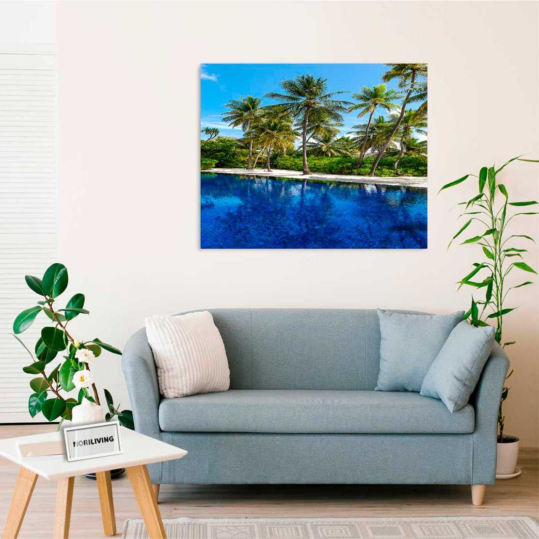 Wandbild über dem Sofa mit Motiv Kokospalmen am Pool 966