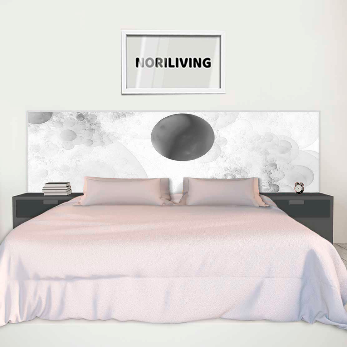 im Schlafzimmer eingebaute Bettrückwand mit Motiv mehrfarbige Vollkugeln in verschiedenen Formen 784 schwarz-weiß