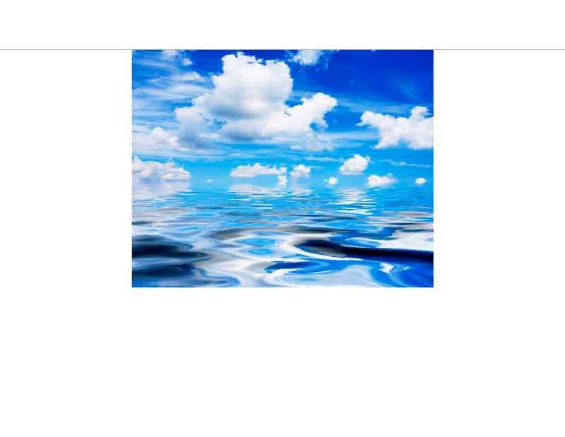 Ein klarer blauer Himmel mit weißen Wolken spiegelt sich im ruhigen Meer wider.