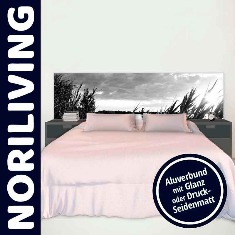 Modernes Schlafzimmer mit Doppelbett und Kopfteil im Schwarz-Weiß-Design, zwei Nachttische neben dem Bett.