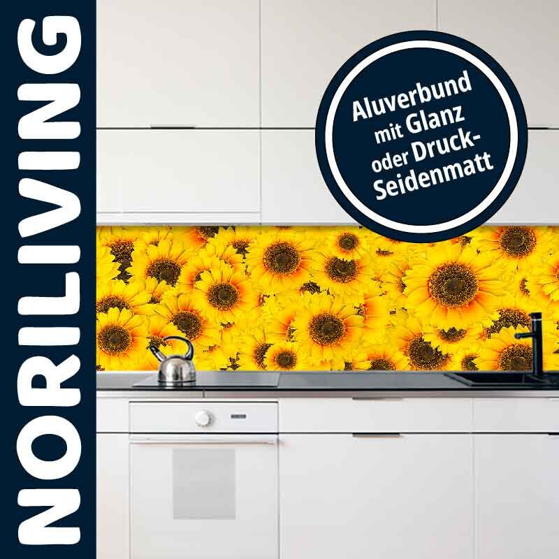 Moderne Küche mit weißer Einrichtung und bunter Sonnenblumen-Küchenrückwand aus Aluverbund von NORILIVING